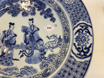 Een Chinese blauw-witte schotel met dames in een tuin, Yonzgheng