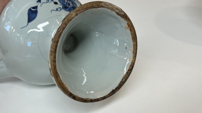 Een paar blauw-witte Engelse Delftware siroopkannen, wellicht Londen, vroeg 18e eeuw