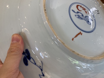 Een paar Chinese blauw-witte schotels met berglandschappen, Kangxi
