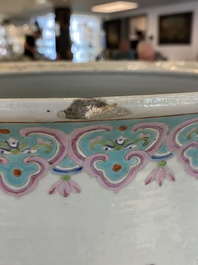 Een Chinese famille rose jardini&egrave;re en een vaas, 19e eeuw