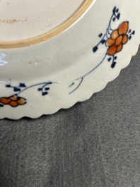 Een paar Chinese famille rose borden met decor van tabaksbladeren, Qianlong