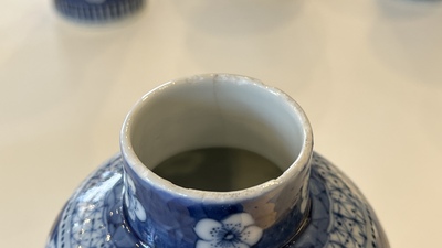 Een Chinees blauw-wit kaststel van vijf vazen, Kangxi merk, 19e eeuw