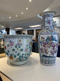 Een Chinese famille rose jardini&egrave;re en een vaas, 19e eeuw
