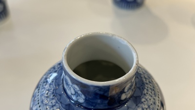 Een Chinees blauw-wit kaststel van vijf vazen, Kangxi merk, 19e eeuw