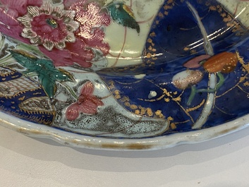 Een Chinese famille rose schotel met decor van tabaksbladeren, Qianlong