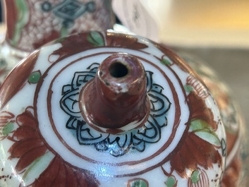 Een Chinese Swatow kendi met ornamentaal decor, Ming