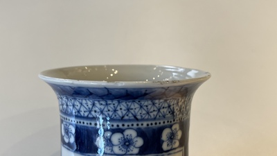 Een Chinees blauw-wit kaststel van vijf vazen, Kangxi merk, 19e eeuw