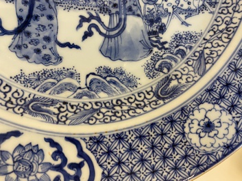 Een Chinese blauw-witte schotel met dames in een tuin, Yonzgheng