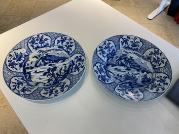 Een paar Chinese blauw-witte schotels met berglandschappen, Kangxi