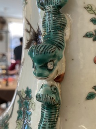 Paire de vases en porcelaine de Chine famille rose &agrave; d&eacute;cor de ph&eacute;nix et de faisans, 19&egrave;me