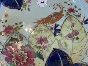 Een Chinese famille rose schotel met decor van tabaksbladeren, Qianlong