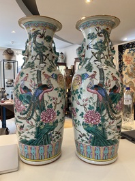 Paire de vases en porcelaine de Chine famille rose &agrave; d&eacute;cor de ph&eacute;nix et de faisans, 19&egrave;me