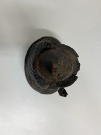 Deux bouddhas en bronze dor&eacute; et un en fer de fonte, Tibet, 19/20&egrave;me