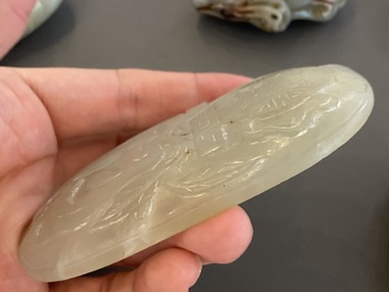Vijf Chinese snijwerken in celadon en witte jade, 19/20e eeuw