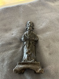 Drie Chinese bronzen figuren van Guanyu, Li Jing en een ambtenaar, Ming