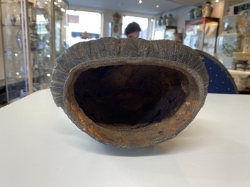 Deux bouddhas en bronze dor&eacute; et un en fer de fonte, Tibet, 19/20&egrave;me