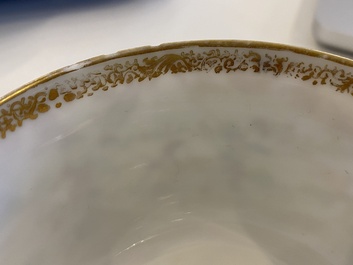 Een Chinese famille rose dekselkom, twee koppen en een schotel met een jachtsc&egrave;ne, Qianlong