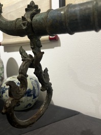 Een bronzen Khmer draagstoel-element, Cambodja of Thailand, wellicht Angkor periode, 13e eeuw