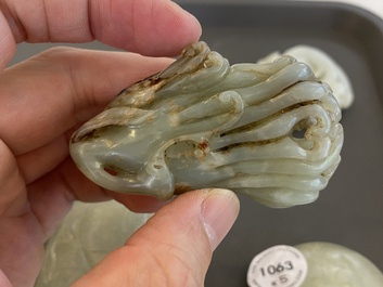 Vijf Chinese snijwerken in celadon en witte jade, 19/20e eeuw