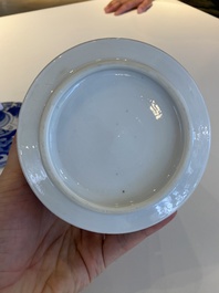 Een Chinese blauw-witte dekselpot met decor van antiquiteiten, Kangxi