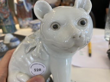 Een Chinees blanc de Chine model van een kat op houten sokkel, Republiek