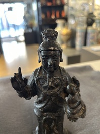 Drie Chinese bronzen figuren van Guanyu, Li Jing en een ambtenaar, Ming