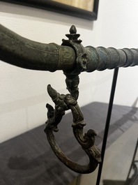 Een bronzen Khmer draagstoel-element, Cambodja of Thailand, wellicht Angkor periode, 13e eeuw
