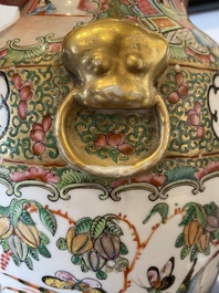 Een paar Chinese Canton famille rose dekselvazen, 19e eeuw