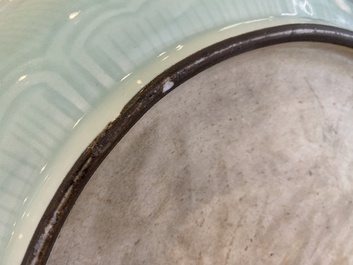 Een Chinese celadon 'lotus' schotel, Qianlong