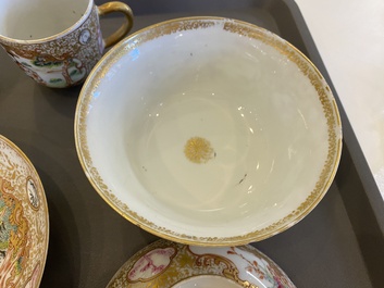 Een Chinese famille rose dekselkom, twee koppen en een schotel met een jachtsc&egrave;ne, Qianlong