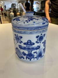 Een Chinese blauw-witte dekselpot met decor van antiquiteiten, Kangxi