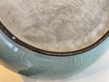 Een Chinese celadon 'lotus' schotel, Qianlong