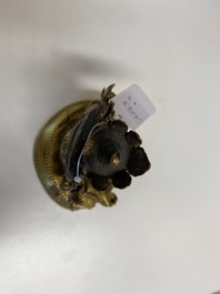 Deux bouddhas en bronze dor&eacute; et un en fer de fonte, Tibet, 19/20&egrave;me