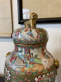 Een paar Chinese Canton famille rose dekselvazen, 19e eeuw