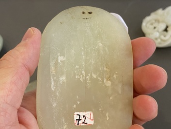 Vijf Chinese snijwerken in celadon en witte jade, 19/20e eeuw