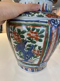 Een Chinese wucai vaas met houten deksel, Transitie periode