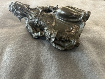 Drie Chinese bronzen figuren van Guanyu, Li Jing en een ambtenaar, Ming