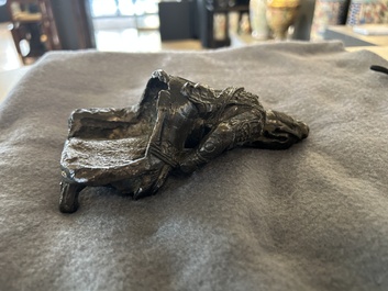 Drie Chinese bronzen figuren van Guanyu, Li Jing en een ambtenaar, Ming