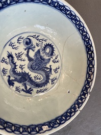 Drie Chinese famille rose schotels en twee kommen, Qianlong en later