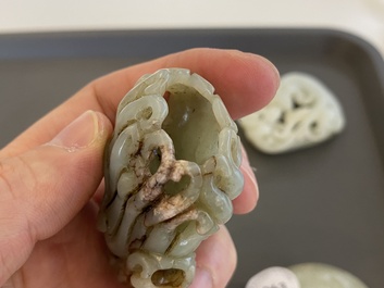 Vijf Chinese snijwerken in celadon en witte jade, 19/20e eeuw