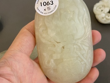 Vijf Chinese snijwerken in celadon en witte jade, 19/20e eeuw