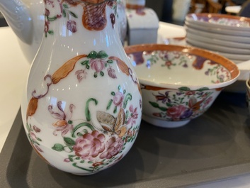 Een Chinees 20-delig famille rose theeservies met floraal decor, Qianlong