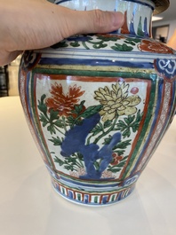 Een Chinese wucai vaas met houten deksel, Transitie periode