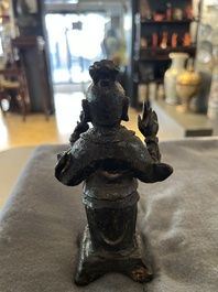 Drie Chinese bronzen figuren van Guanyu, Li Jing en een ambtenaar, Ming