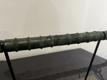 Een bronzen Khmer draagstoel-element, Cambodja of Thailand, wellicht Angkor periode, 13e eeuw