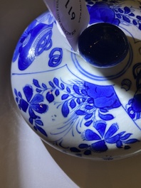 Een Chinese blauw-witte dekselpot met decor van antiquiteiten, Kangxi