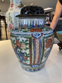 Een Chinese wucai vaas met houten deksel, Transitie periode