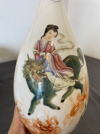 Twee Chinese famille rose vazen, Cao Mulin 曹木林 en Wang Bu 王步 merken, &eacute;&eacute;n gedateerd 1980