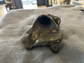 Drie Chinese bronzen figuren van Guanyu, Li Jing en een ambtenaar, Ming