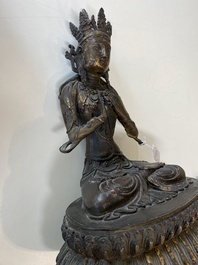 Deux bouddhas en bronze dor&eacute; et un en fer de fonte, Tibet, 19/20&egrave;me